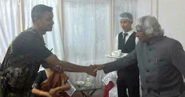 kalam handshake with army soldier