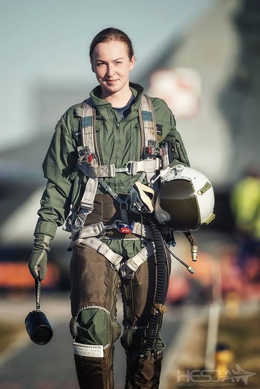 Female-military-pilot.jpg (534×800)