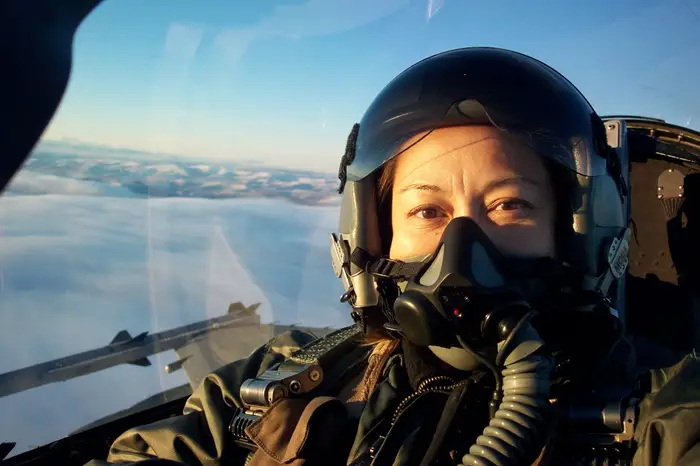 USAF Female F-16 Pilot Selfie in cockpit