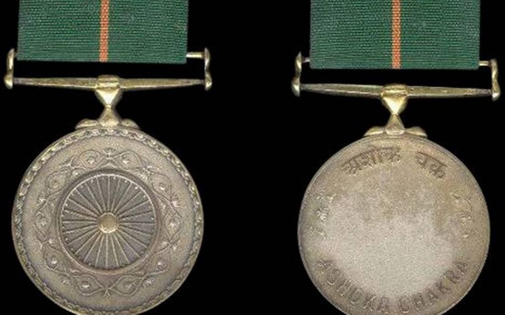 Picture highlighting both sides of the Ashok Chakra