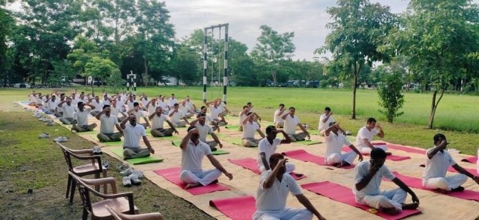 50 Inspirational Pictures Of Indian Soldiers Doing Yoga