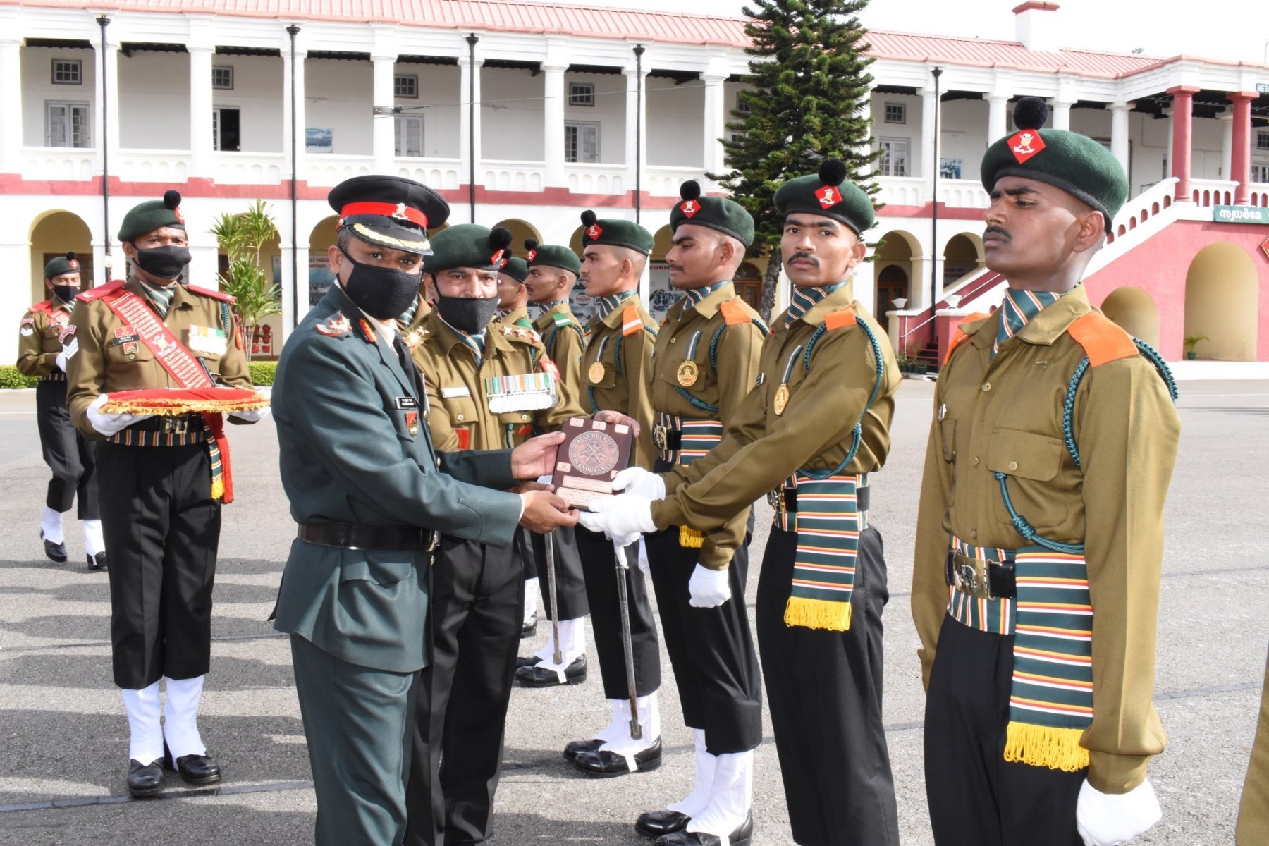 Army cap/lapel pin The Madras Regiment - BidCurios