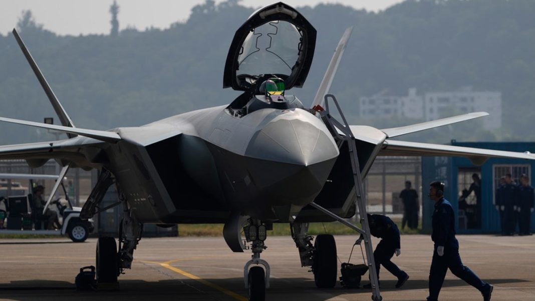 China's J-20 Stealth Fighter Impresses Indian Defence Analysts at Zhuhai Airshow