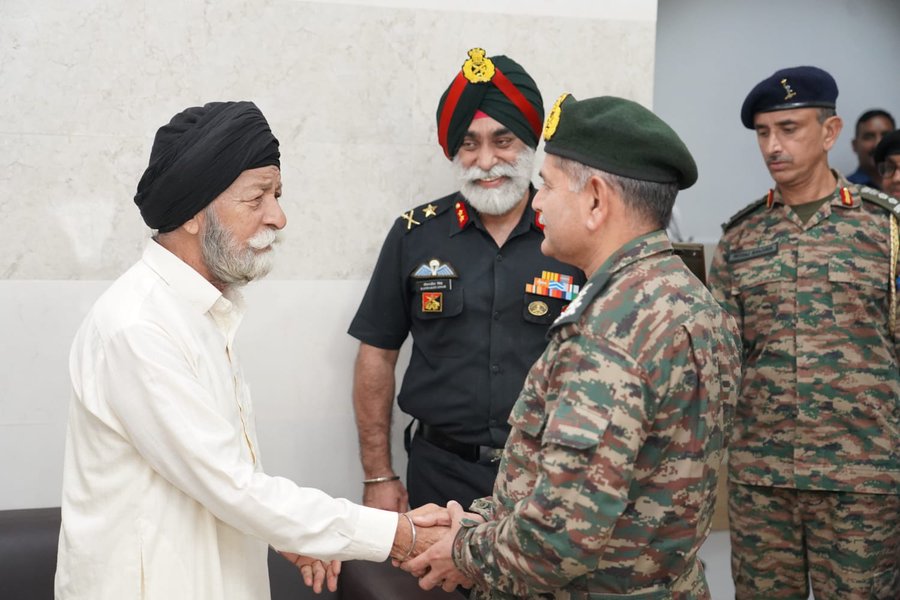 General Upendra Dwivedi Meets Param Vir Chakra Awardee Bana Singh at Army Hospital